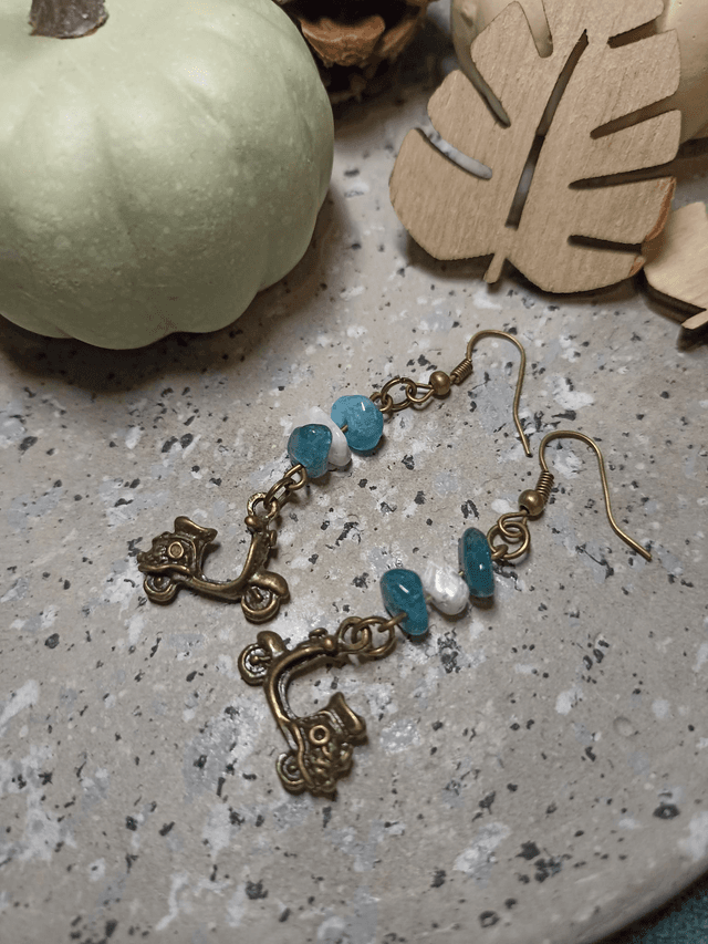 Boucles d&#039;oreilles Apatite bleue &amp; Howlite 